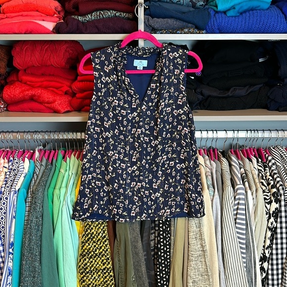 CeCe navy with flowers/gold metallic threads sleeveless v neck blouse size M - Picture 1 of 3